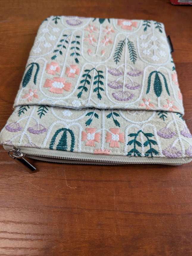 Embroidered Daisy Padded Sleeve for All-New Kindle Paperwhite, 7 Kindle Colorsof