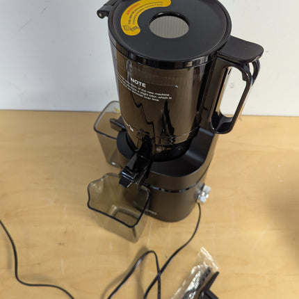 Actual unit: AMZCHEF SJ-036 juicer with juice cup, pulp cup and cleaning brush