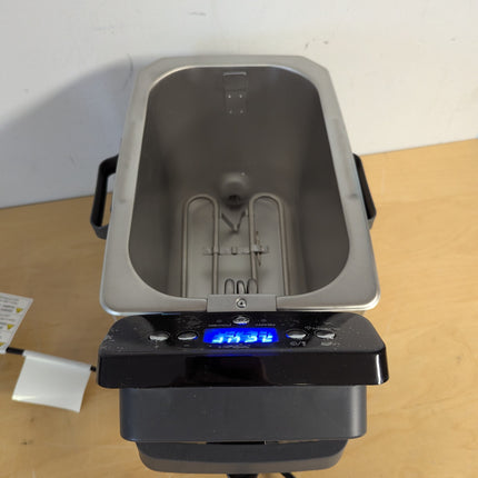 Actual unit: De'Longhi Livenza deep fryer without top lid