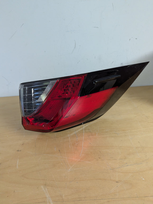 Actual unit: KACEPAR driver-side tail light for 2019–2021 Toyota RAV4